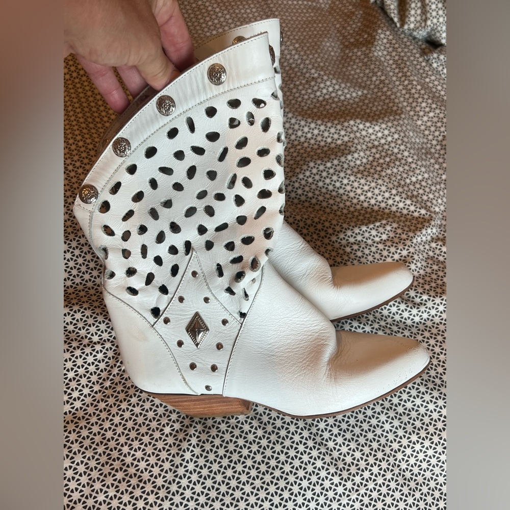 Vintage The Wild Pair leather booties! Size 5.5